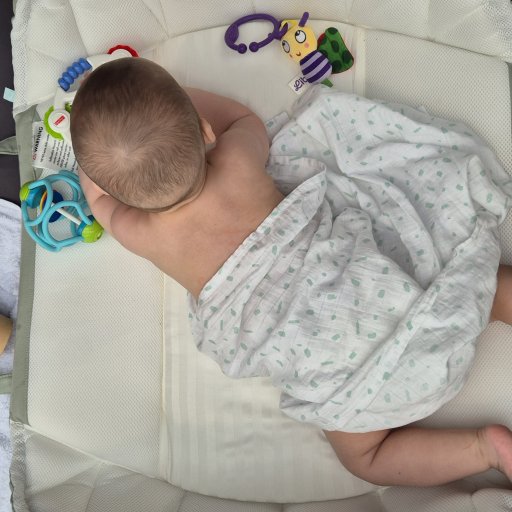 Én base, mange muligheder – soveplads, lift og legetæppe