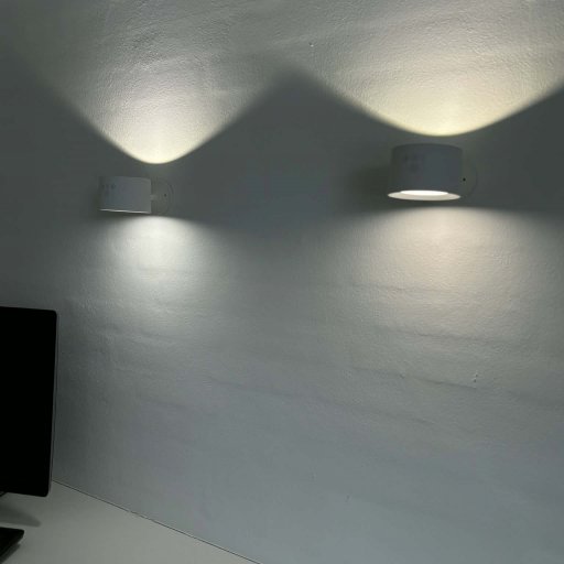 Ét rum – mange behov: arbejdslys og hygge i samme lampe