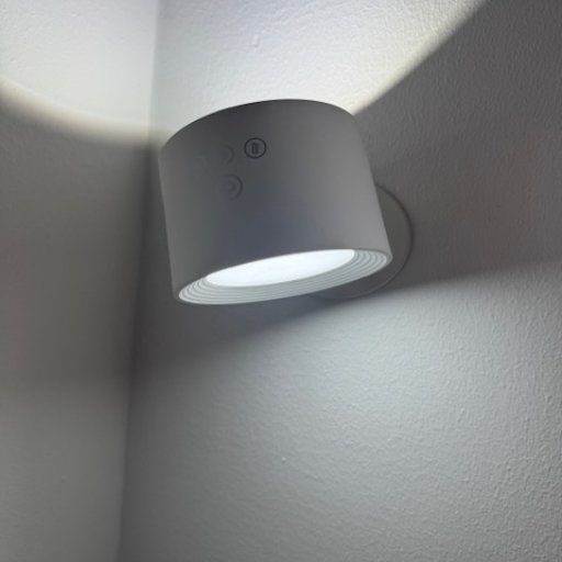 Sengelampe og tryghedslys – med en magnet der holder