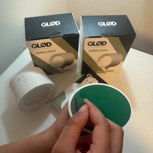 Sengelampe og tryghedslys – med en magnet der holder