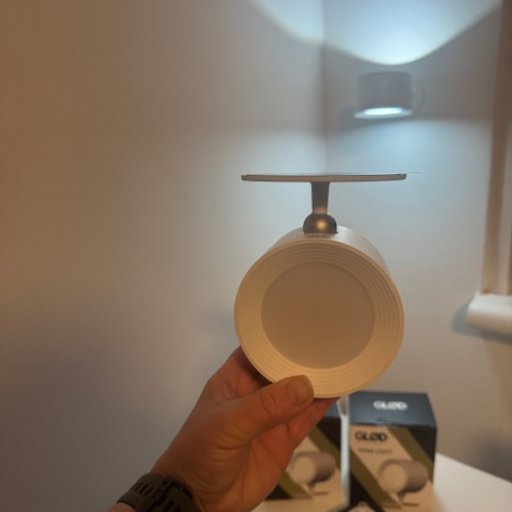 Sengelampe og tryghedslys – med en magnet der holder