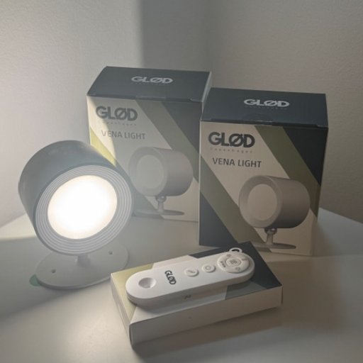 Sengelampe og tryghedslys – med en magnet der holder