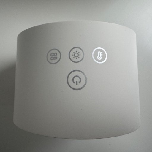 Sengelampe og tryghedslys – med en magnet der holder