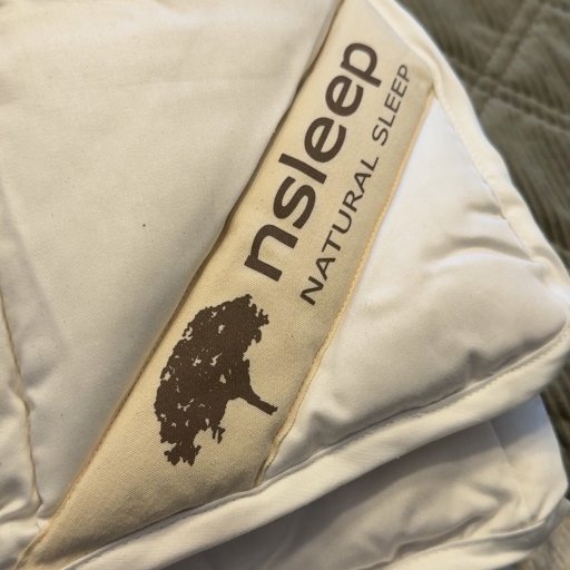 Vægtløs komfort – en dyne der føles let, men stadig omslutter kroppen