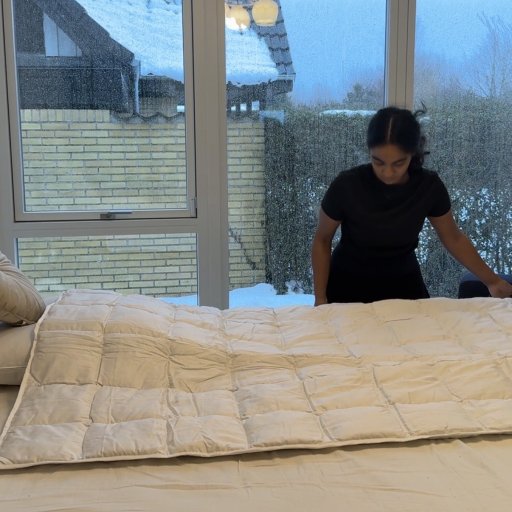 Vægtløs komfort – en dyne der føles let, men stadig omslutter kroppen