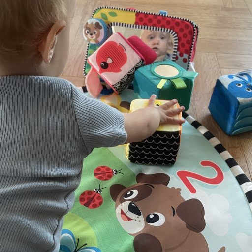 Spejl, klodser og farver – sanseleg der vækker nysgerrigheden.