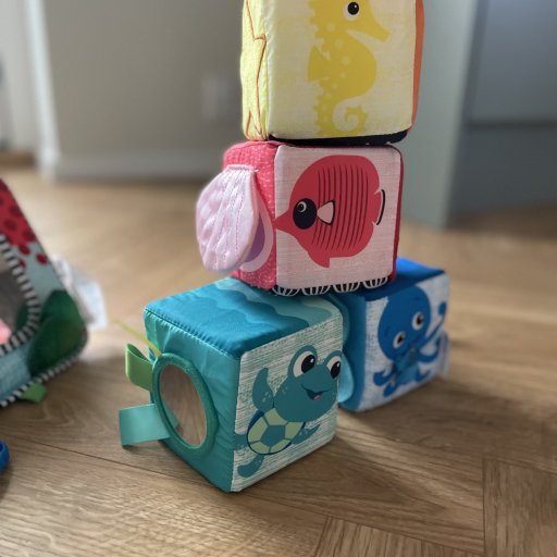 Spejl, klodser og farver – sanseleg der vækker nysgerrigheden.