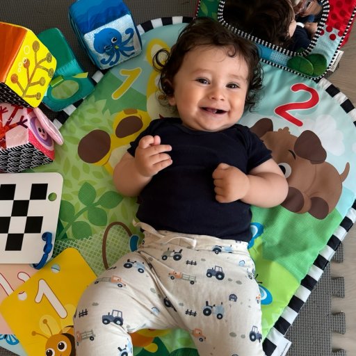 Sanseleg på gulvet – aktivitetstæppe og klodser der stimulerer barnets udvikling