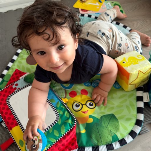 Sanseleg på gulvet – aktivitetstæppe og klodser der stimulerer barnets udvikling