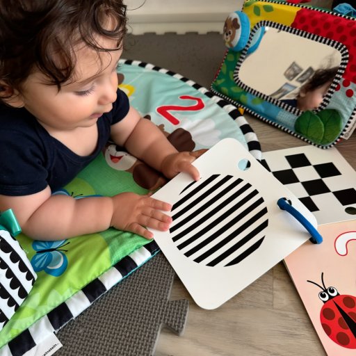 Sanseleg på gulvet – aktivitetstæppe og klodser der stimulerer barnets udvikling