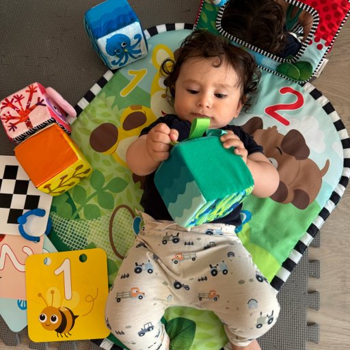 Sanseleg på gulvet – aktivitetstæppe og klodser der stimulerer barnets udvikling