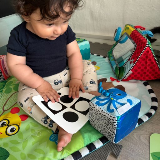 Sanseleg på gulvet – aktivitetstæppe og klodser der stimulerer barnets udvikling