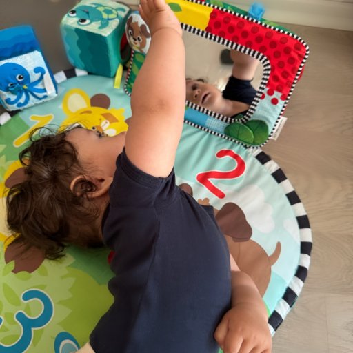 Sanseleg på gulvet – aktivitetstæppe og klodser der stimulerer barnets udvikling