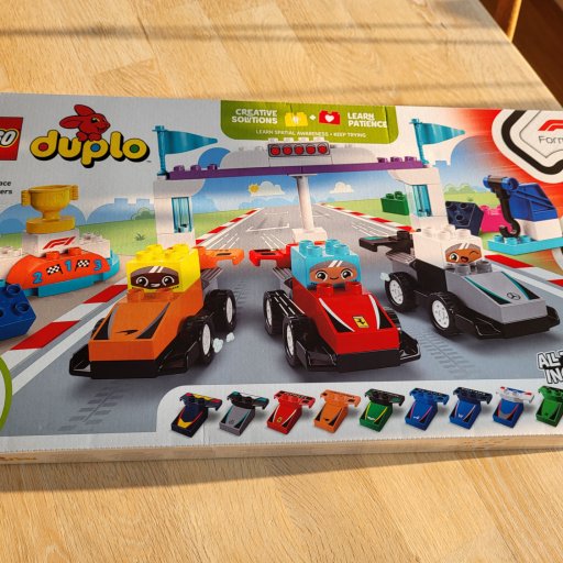 Små racerkørere i aktion – LEGO DUPLO F1 giver fart, fantasi og timevis af leg
