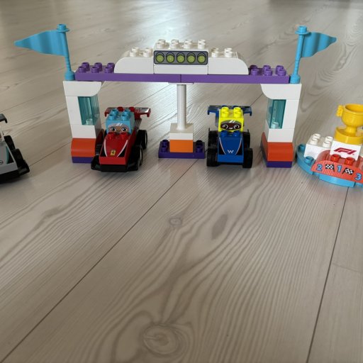 Små racerkørere i aktion – LEGO DUPLO F1 giver fart, fantasi og timevis af leg