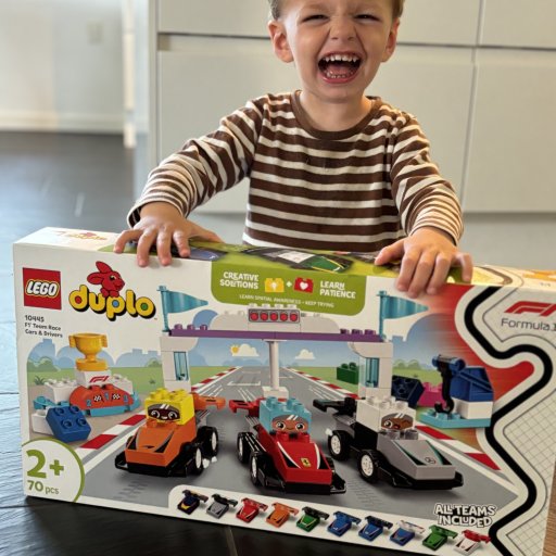 Små racerkørere i aktion – LEGO DUPLO F1 giver fart, fantasi og timevis af leg