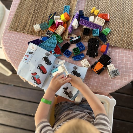 Små racerkørere i aktion – LEGO DUPLO F1 giver fart, fantasi og timevis af leg