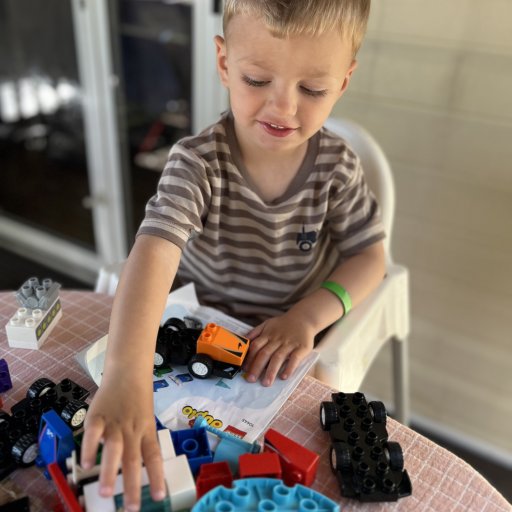 Små racerkørere i aktion – LEGO DUPLO F1 giver fart, fantasi og timevis af leg