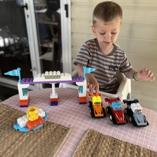 Små racerkørere i aktion – LEGO DUPLO F1 giver fart, fantasi og timevis af leg