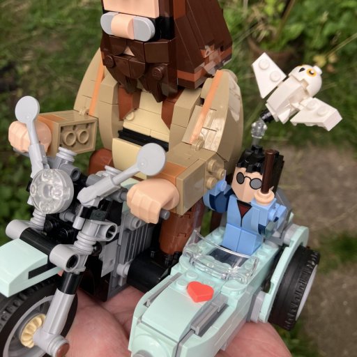 Magisk byggesĂŠt â Hagrid og Harry flyver ud pĂ„ eventyr pĂ„ den ikoniske motorcykel