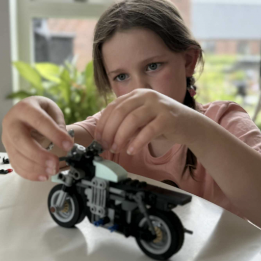 Magisk byggesĂŠt â Hagrid og Harry flyver ud pĂ„ eventyr pĂ„ den ikoniske motorcykel