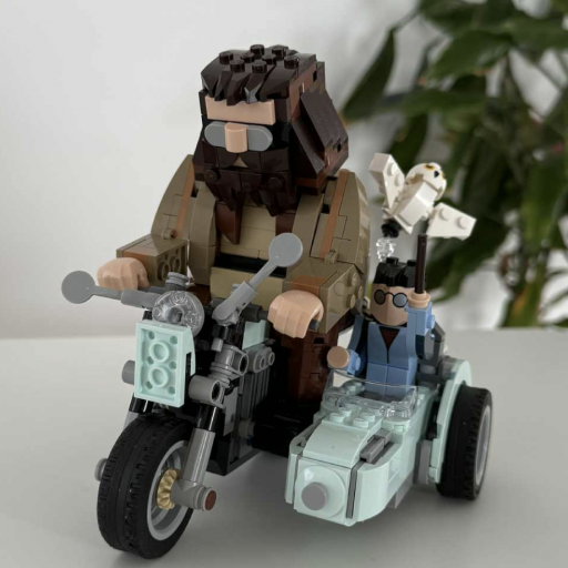 Magisk byggesĂŠt â Hagrid og Harry flyver ud pĂ„ eventyr pĂ„ den ikoniske motorcykel