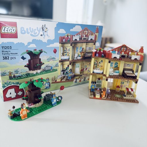 Genkendelige detaljer fra Bluey-universet gør legen ekstra levende