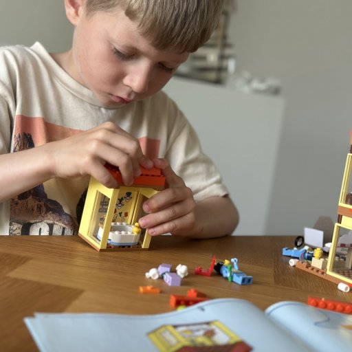 Et LEGO-dukkehus fyldt med detaljer og masser af rolleleg
