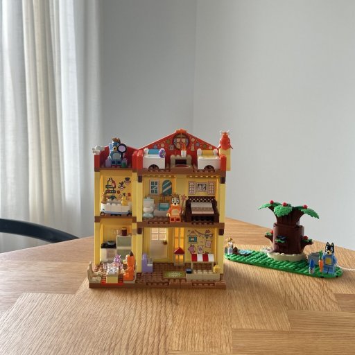 Et LEGO-dukkehus fyldt med detaljer og masser af rolleleg