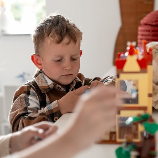 Et åbent legehus der inviterer til fantasifuld rolleleg