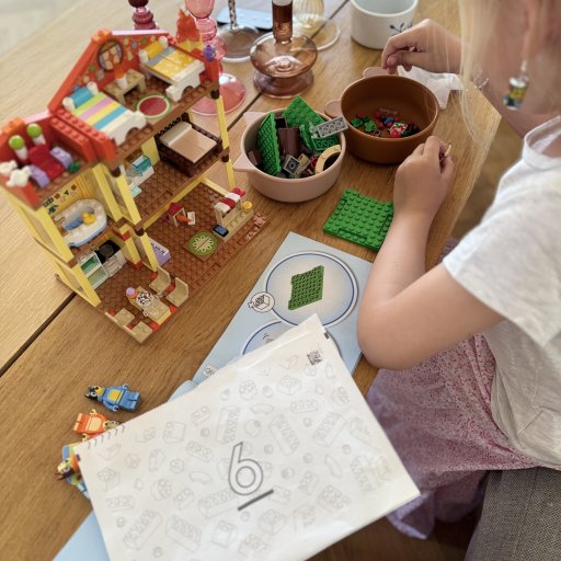 Et LEGO-sæt der både er sjovt at bygge og lege videre med