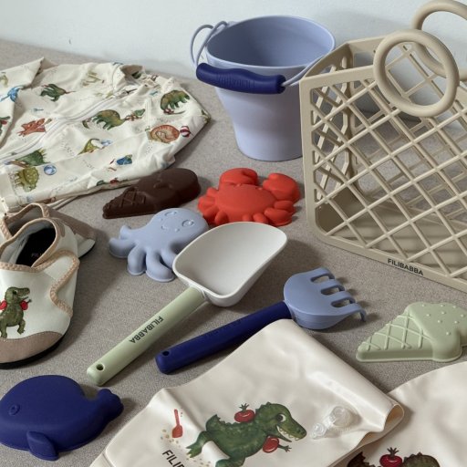 Strandklar med UV-beskyttelse og praktiske strandfavoritter