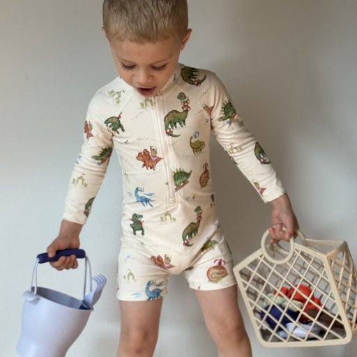 Strandklar med UV-beskyttelse og praktiske strandfavoritter