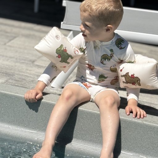 Strandklar med UV-beskyttelse og praktiske strandfavoritter