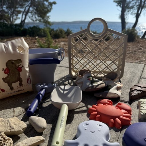 Strandklar med UV-beskyttelse og praktiske strandfavoritter