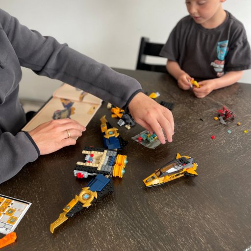 Et actionfyldt jetfly fyldt med detaljer og ninjaeventyr