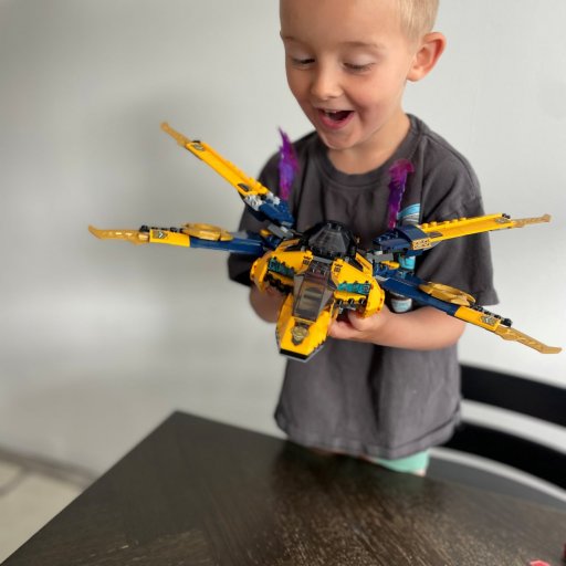 Et actionfyldt jetfly fyldt med detaljer og ninjaeventyr