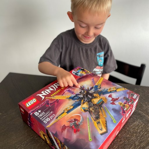 Et actionfyldt jetfly fyldt med detaljer og ninjaeventyr