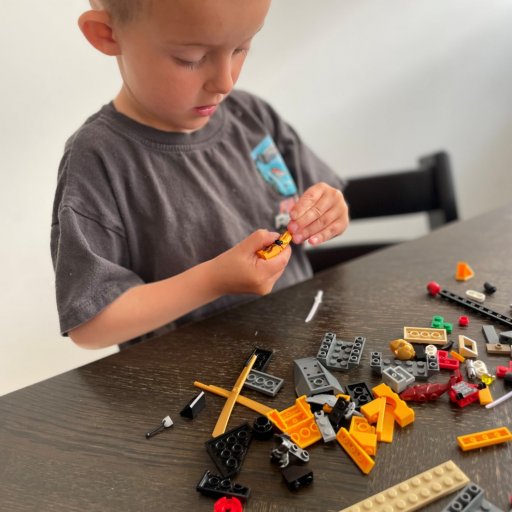 Et actionfyldt jetfly fyldt med detaljer og ninjaeventyr