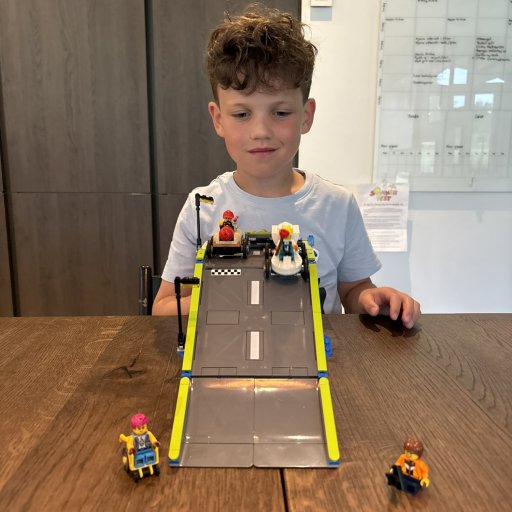 Skøre racerbiler og fartfyldt leg – et LEGO-sæt der giver masser af grin