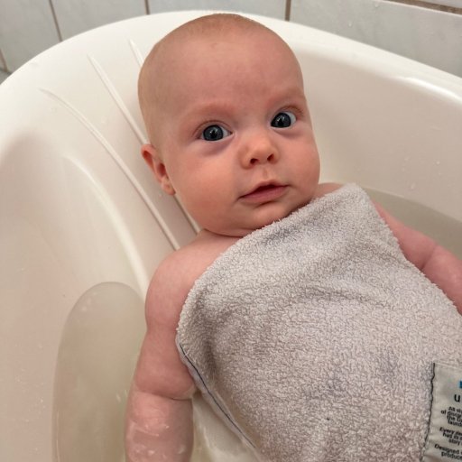 Sjov pottetræning og tryg badetid – Scooter potten og Bella badekaret gør hverdagen lettere for små