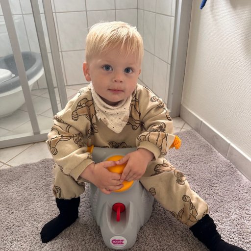 Sjov pottetræning og tryg badetid – Scooter potten og Bella badekaret gør hverdagen lettere for små