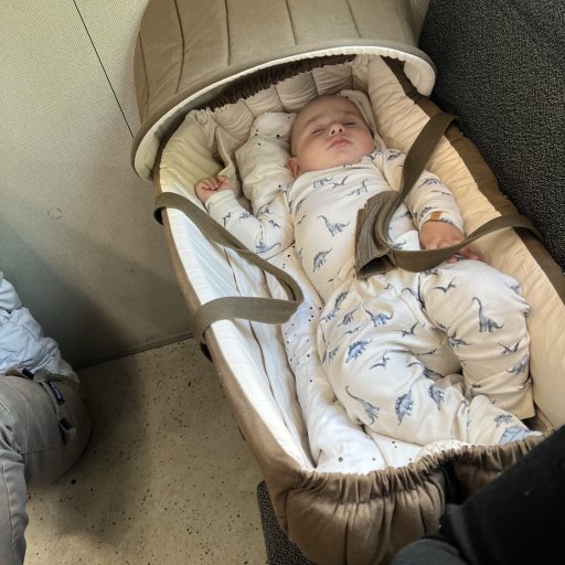 Frida Swift liften – en praktisk og tryg løsning til både rejser, barnevogn og hverdag