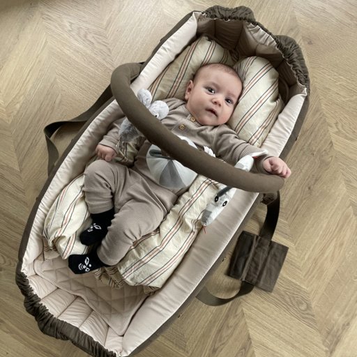 En lift der både kan bruges til søvn, leg og rolige pauser for baby