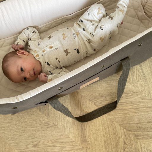 En lift der både kan bruges til søvn, leg og rolige pauser for baby