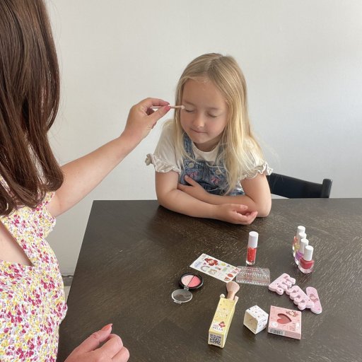 Lege-make-up der både føles ægte og er skånsom mod sart børnehud