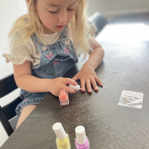 Lege-make-up der både føles ægte og er skånsom mod sart børnehud