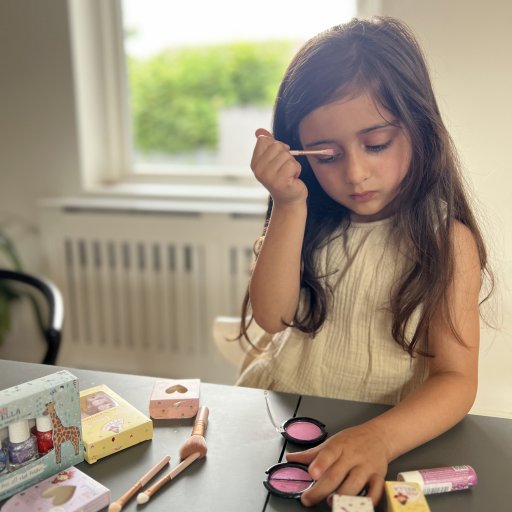 Børnevenlige produkter der gør legen foran spejlet ekstra sjov.