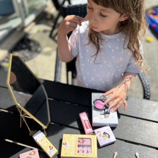 Farverige negle, tatoveringer og grinende børn – legemake-up i børnehøjde