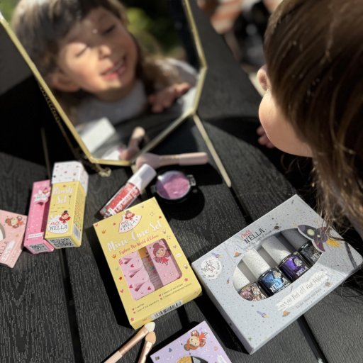 Farverige negle, tatoveringer og grinende børn – legemake-up i børnehøjde